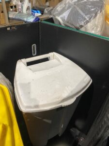CONTENEUR BLANC AVEC COUVERCLE | 100L